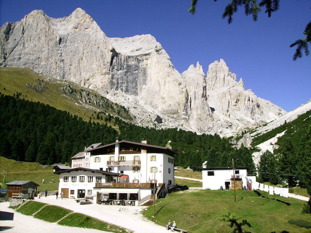 Rifugio Gardeccia Hutte Hotel ปอซซาดิฟัซซา ภายนอก รูปภาพ