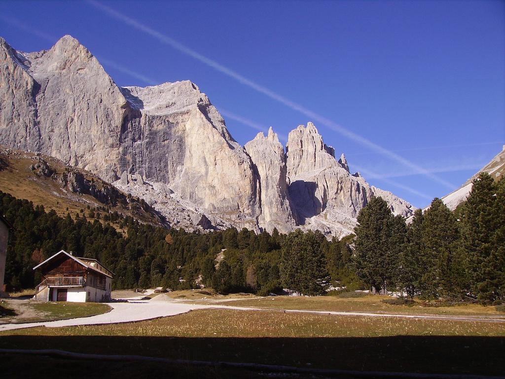 Rifugio Gardeccia Hutte Hotel ปอซซาดิฟัซซา ภายนอก รูปภาพ