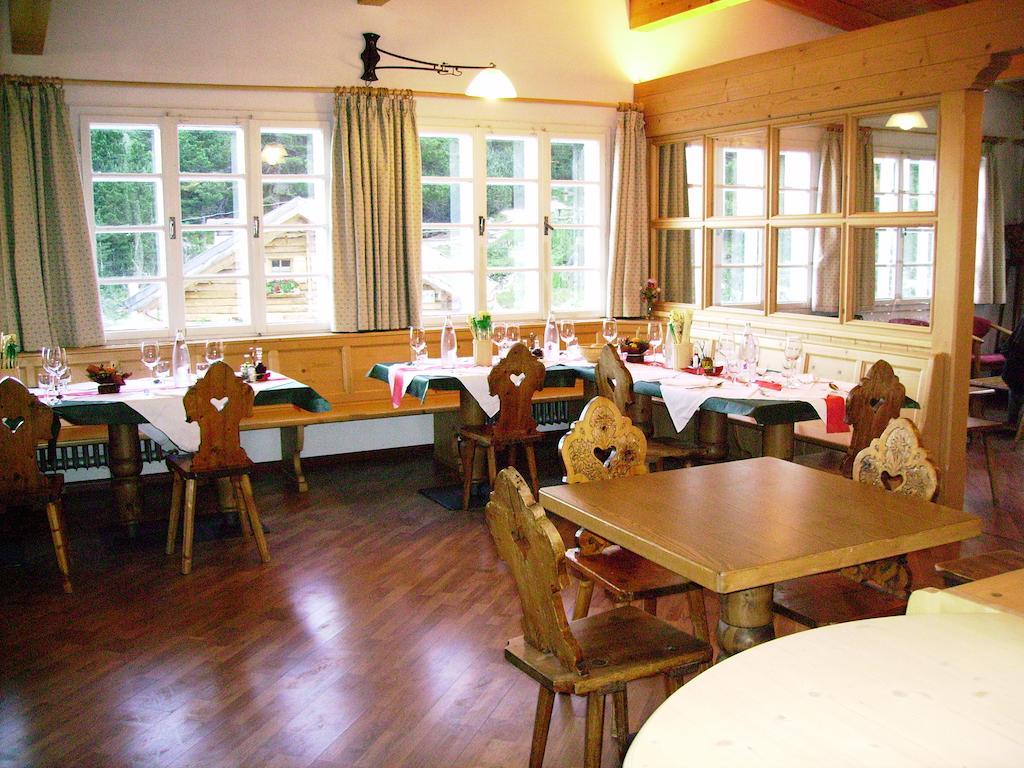 Rifugio Gardeccia Hutte Hotel ปอซซาดิฟัซซา ภายนอก รูปภาพ