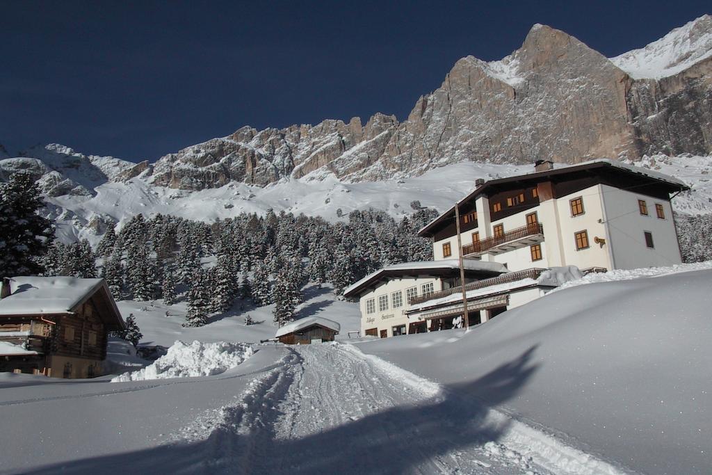 Rifugio Gardeccia Hutte Hotel ปอซซาดิฟัซซา ภายนอก รูปภาพ