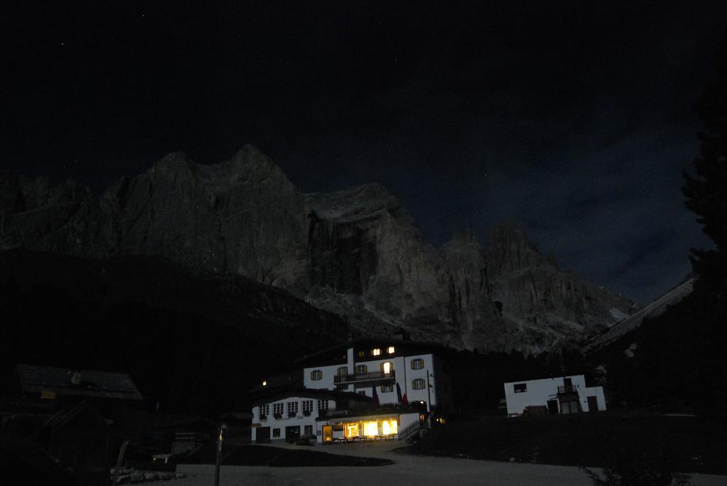 Rifugio Gardeccia Hutte Hotel ปอซซาดิฟัซซา ภายนอก รูปภาพ